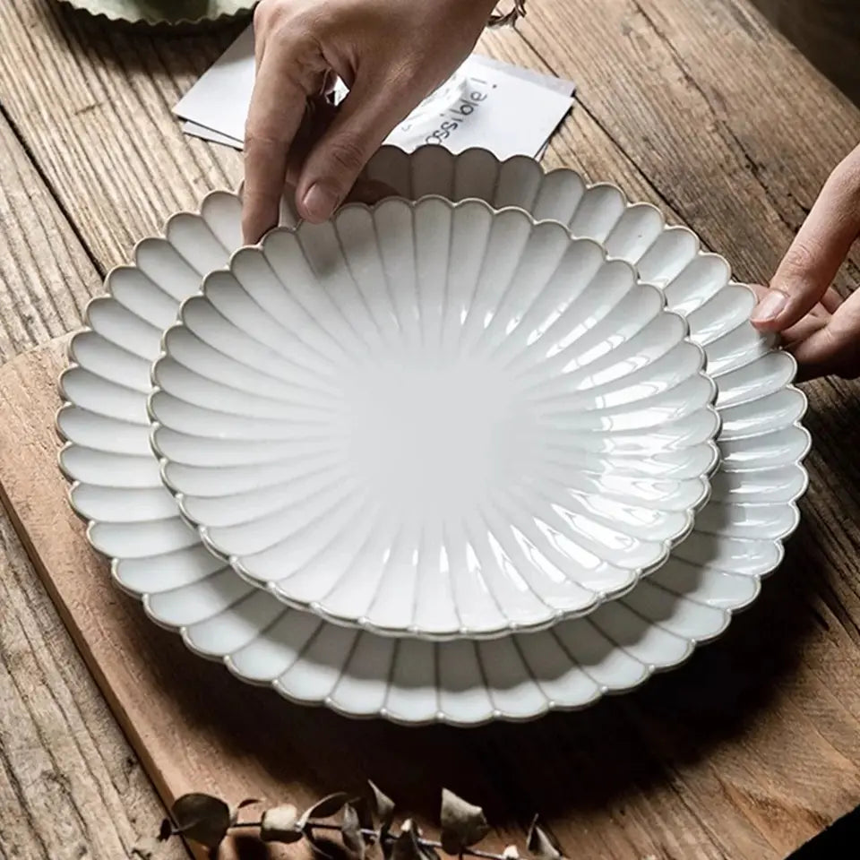 1Pc8Inch/10.5Inch Embossed Stripesd Shell Edge Ceramic Plate, Salad Plate, Western Steak Plate Breakfast Plate, Salad Light Food Plate, Suitable for Restaurant Western Food Plate, Serving Plate, Home Kitchen Tableware Serving Supplies, Gift Giving