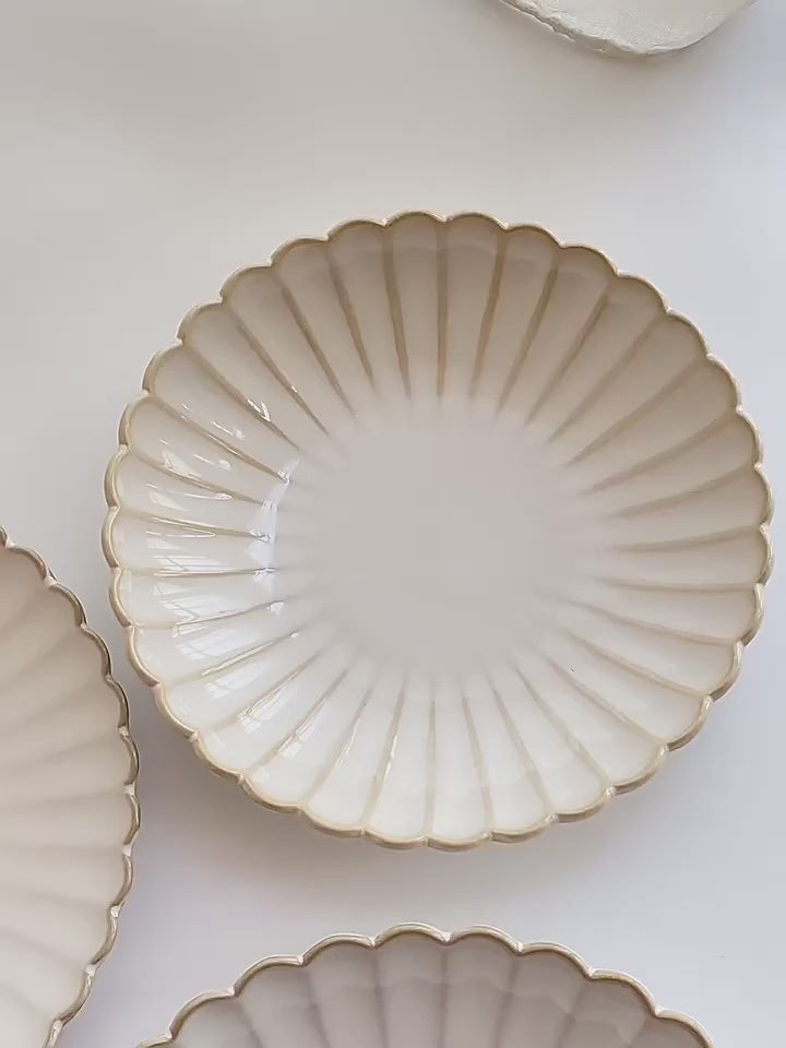 1Pc8Inch/10.5Inch Embossed Stripesd Shell Edge Ceramic Plate, Salad Plate, Western Steak Plate Breakfast Plate, Salad Light Food Plate, Suitable for Restaurant Western Food Plate, Serving Plate, Home Kitchen Tableware Serving Supplies, Gift Giving